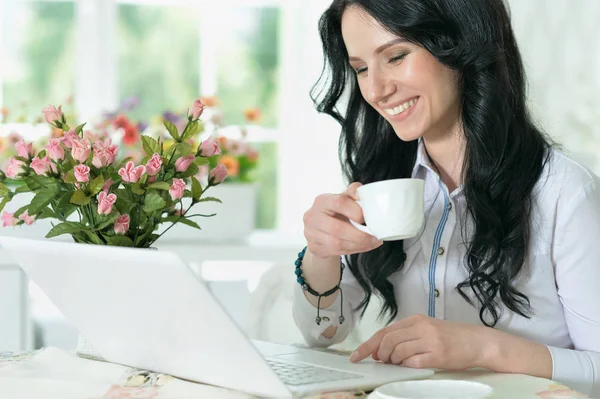 Vacker Ung Kvinna Med Modern Laptop Vid Bord — Stockfoto