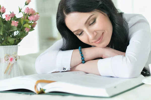 Hermosa Joven Sentada Mesa Con Libro Abierto —  Fotos de Stock