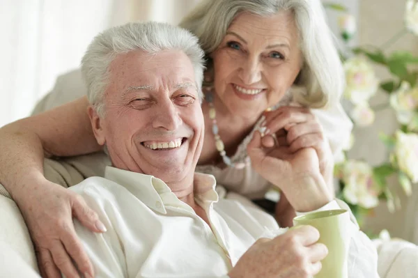 Personas mayores con té — Foto de Stock