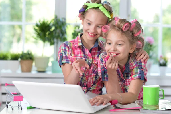 Meninas Gêmeas Bonitos Encrespadores Cabelo Com Laptop Casa — Fotografia de Stock