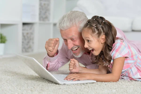 Pria Senior Emosional Dengan Cucu Menggunakan Laptop Rumah — Stok Foto