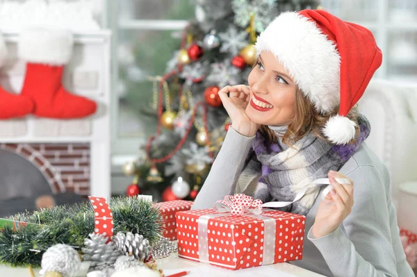 Retrato Jovem Feliz Chapéu Papai Noel Com Presentes Natal — Fotografia de Stock