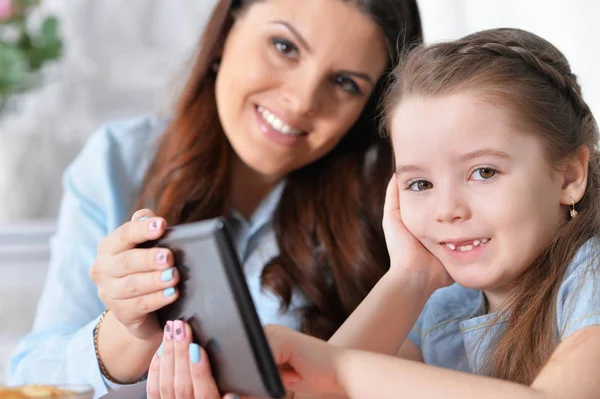 Retrato Cerca Una Niña Con Madre Usando Tableta —  Fotos de Stock