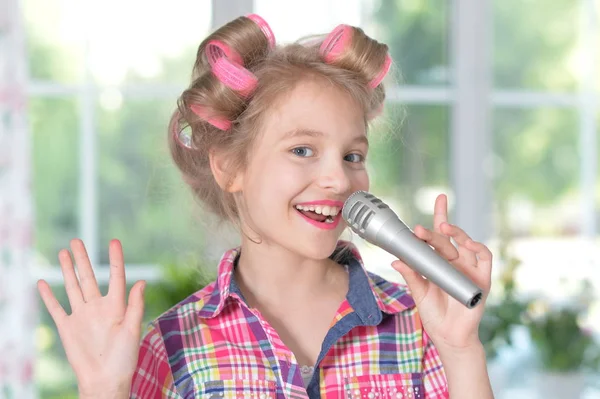 Entzückendes Kleines Mädchen Das Karaoke Singt — Stockfoto