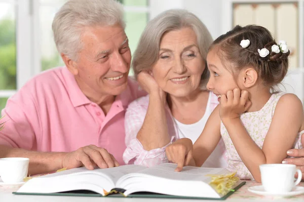 Abuelos Leyendo Libro Con Nieta Pequeña —  Fotos de Stock
