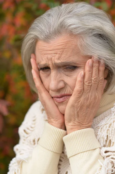 Smutny Starszy Kobieta Parku Jesień — Zdjęcie stockowe
