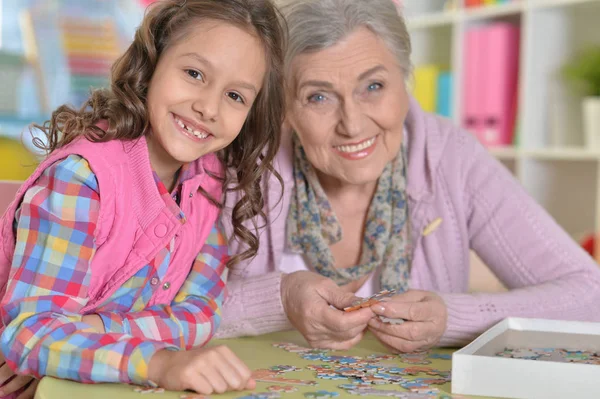 Mormor Med Lilla Barnbarn Samla Pussel — Stockfoto