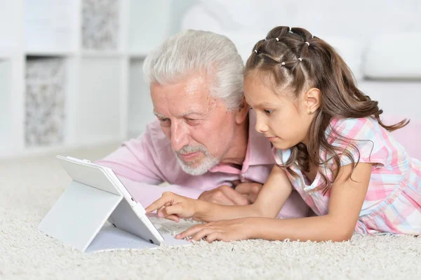 Retrato Niña Abuelo Con Una Tableta Casa —  Fotos de Stock