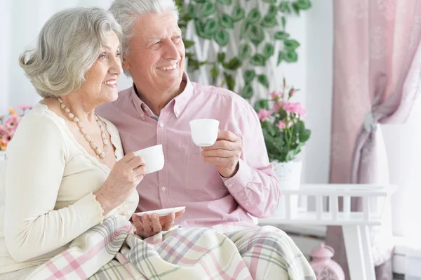 Gelukkige Senior Paar Portret Thuis Met Het Drinken Van Thee — Stockfoto