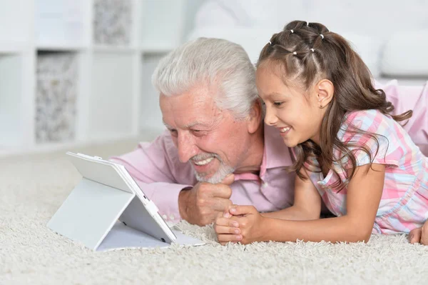 Porträt Von Mädchen Und Großvater Mit Tablet Hause — Stockfoto