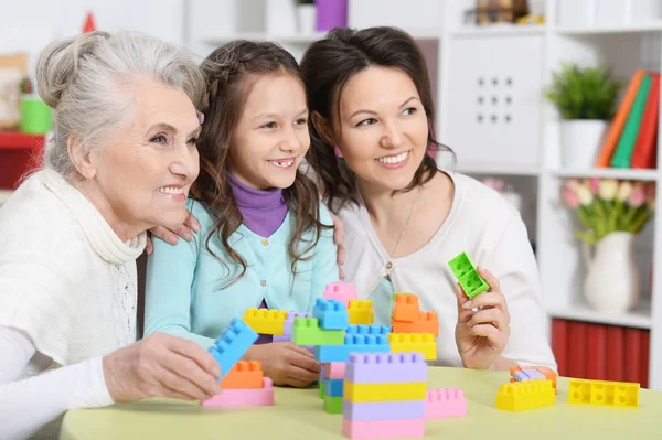 Liten Flicka Som Leker Med Mor Och Mormor — Stockfoto