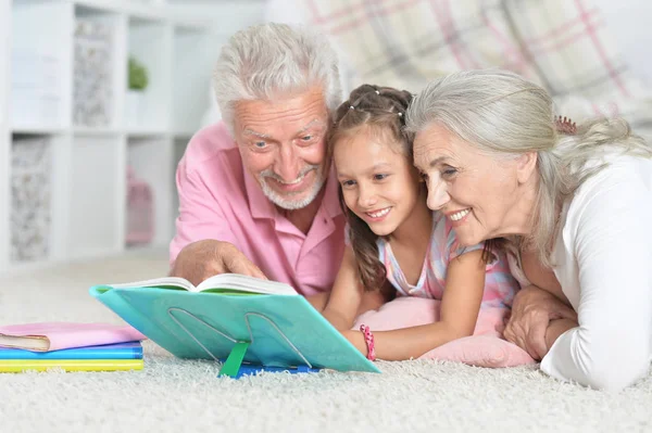 Бабушка Дедушка Читают Книгу Маленькой Внучкой — стоковое фото
