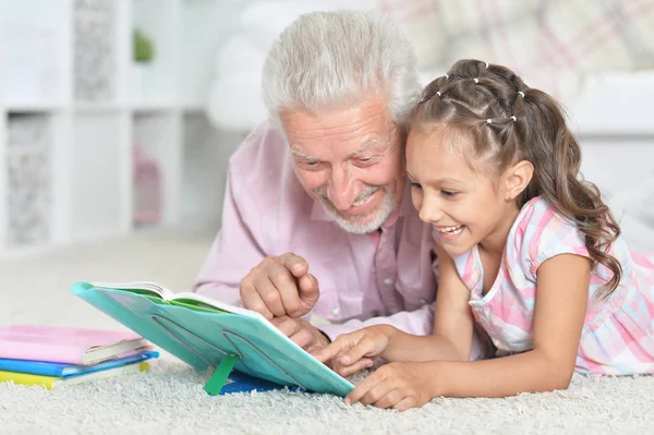 Dědeček Čtení Knihy Jeho Malou Vnučkou — Stock fotografie