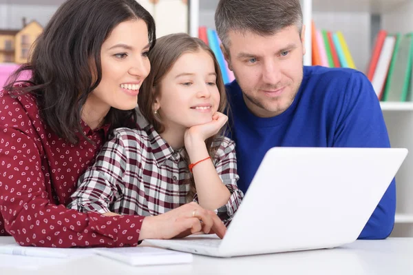 Föräldrar Och Dotter Använder Laptop Rummet — Stockfoto