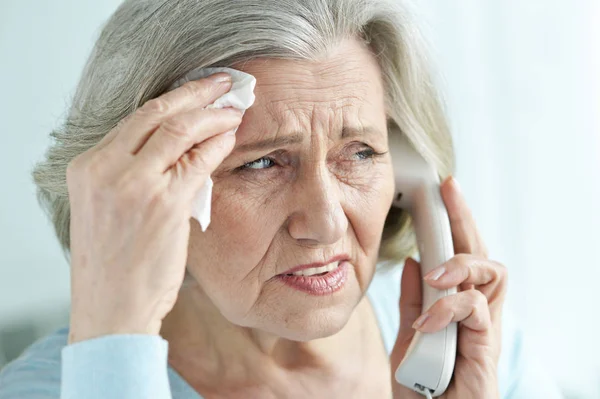 Portrait Upset Senior Woman Calling Doctor — Stock Photo, Image