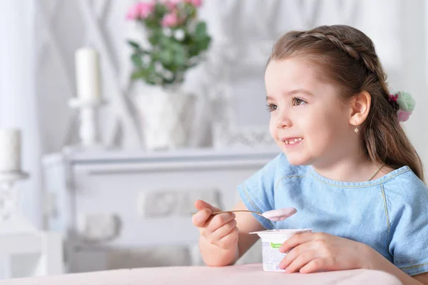 Carino Bambina Mangiare Delizioso Yogurt — Foto Stock