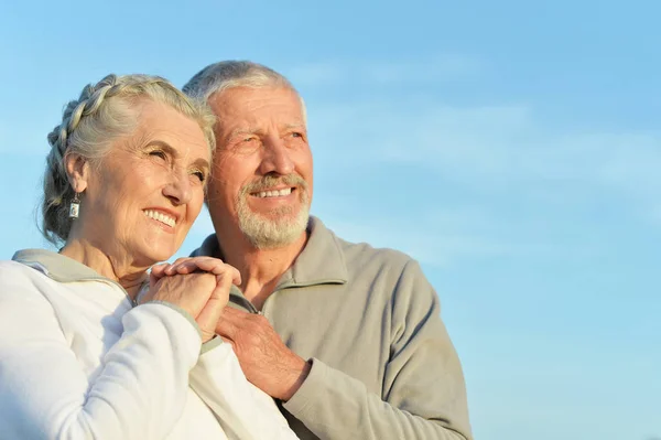 Feliz Pareja Ancianos Abrazándose Contra Cielo Azul —  Fotos de Stock