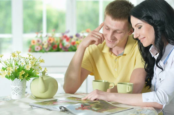 Gelukkige Jonge Paar Interessant Boek Lezen — Stockfoto