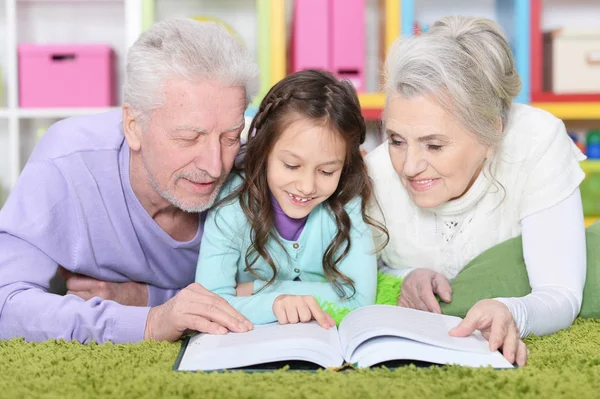 Schattig Meisje Met Grootouders Thuis Studeren — Stockfoto