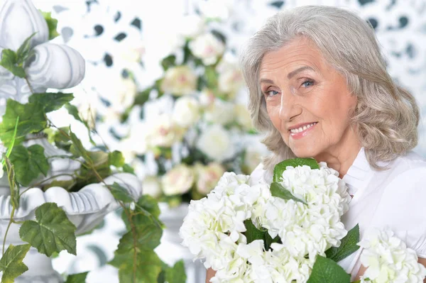 Retrato Mulher Idosa Feliz Posando Com Flores — Fotografia de Stock