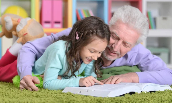 Kleines Süßes Mädchen Mit Großvater Liest Buch — Stockfoto