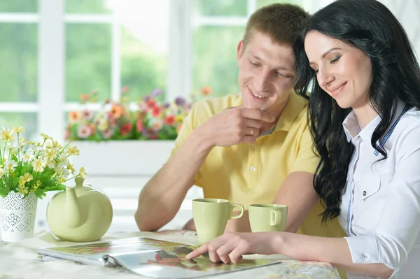 Gelukkige Jonge Paar Interessant Boek Lezen — Stockfoto