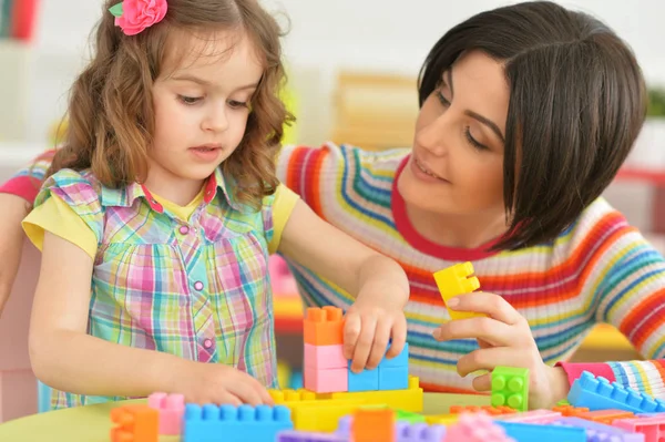 Junge Mutter spielt mit kleiner Tochter — Stockfoto