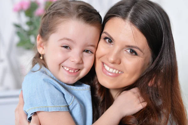 Nahaufnahme Porträt Eines Kleinen Mädchens Mit Mutter Die Sich Umarmt — Stockfoto