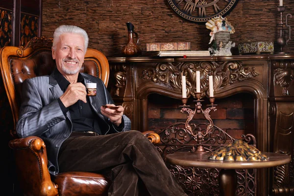 Sonriente Hombre Mayor Bebiendo Café Casa — Foto de Stock