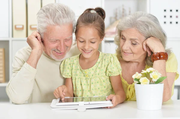 Grands Parents Avec Petite Fille Utilisant Une Tablette Maison — Photo