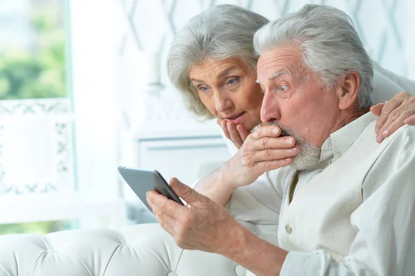 Portrait Happy Senior Couple Using Tablet Home — Stock Photo, Image