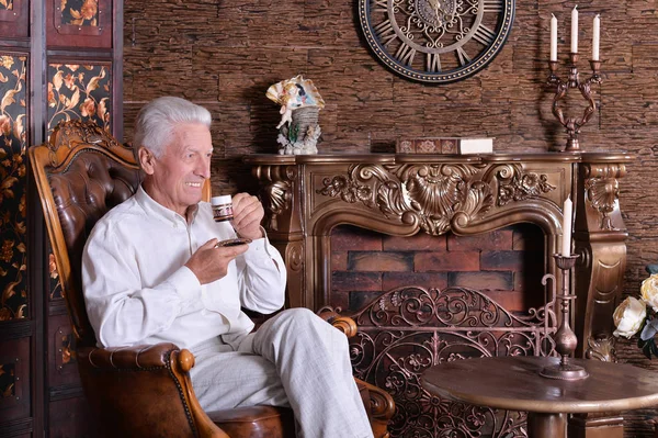 Glimlachend Senior Man Thuis Met Het Drinken Van Koffie — Stockfoto