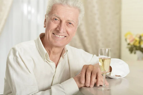 Felice Uomo Anziano Con Champagne Casa — Foto Stock