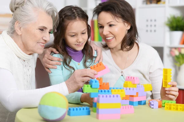 Liten Flicka Som Leker Med Mor Och Mormor — Stockfoto