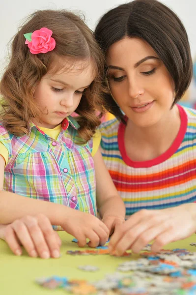 Schöne Junge Mutter Spielt Mit Ihrer Süßen Kleinen Tochter — Stockfoto