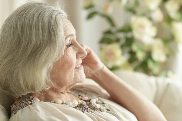 Šťastný Starší Žena Odpočívá Doma — Stock fotografie