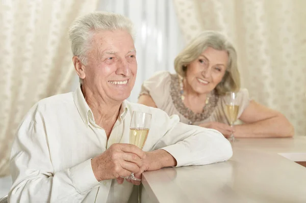 Gelukkige Senior Paar Rust Thuis Met Glazen Champagne — Stockfoto