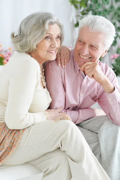 Gelukkige Senior Paar Rust Thuis — Stockfoto