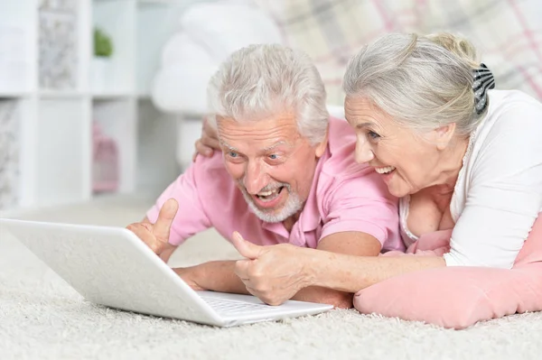 Feliz Pareja Ancianos Utilizando Ordenador Portátil Casa — Foto de Stock