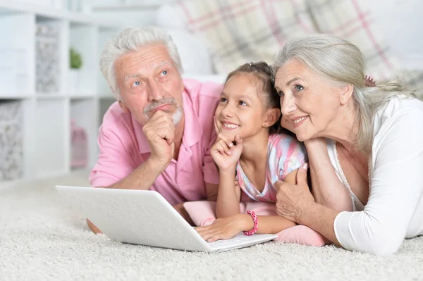 Kakek Nenek Dengan Cucunya Menggunakan Laptop Rumah — Stok Foto