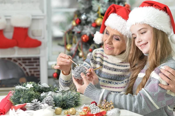 Jovem Mãe Feliz Sua Filha Chapéus Santa Preparando Para Natal — Fotografia de Stock