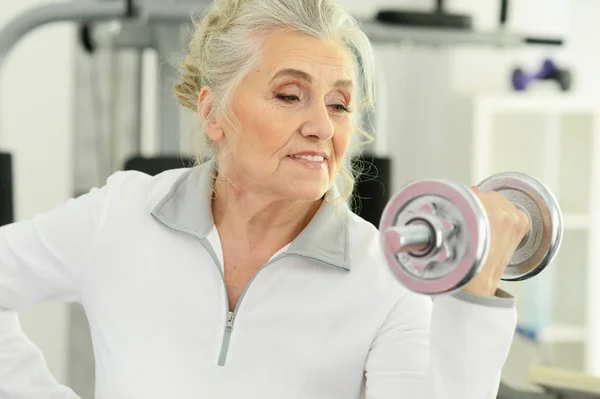 Sportif Üst Düzey Kadın Dumbbell Içinde Jimnastik Salonu Ile Eğitim — Stok fotoğraf