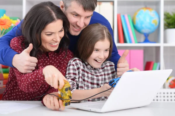 Родители Дочь Играют Компьютерные Игры Ноутбуком — стоковое фото