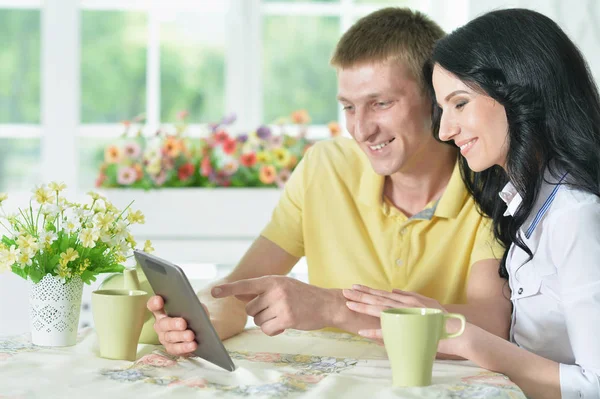 Jong Paar Zitten Aan Tafel Kijken Naar Digitale Tablet — Stockfoto