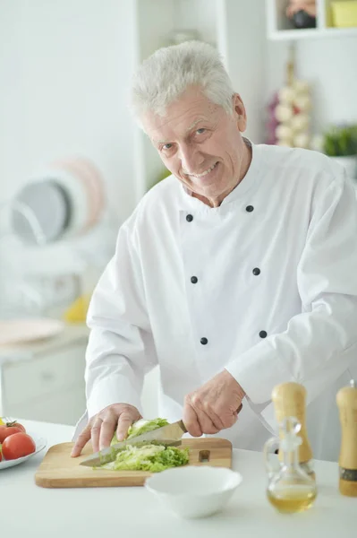Elderly Male Chef Cutting Cabbage Kitchen — Stock Photo, Image