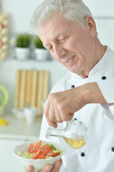 Anciano Macho Chef Verter Aceite Ensalada — Foto de Stock