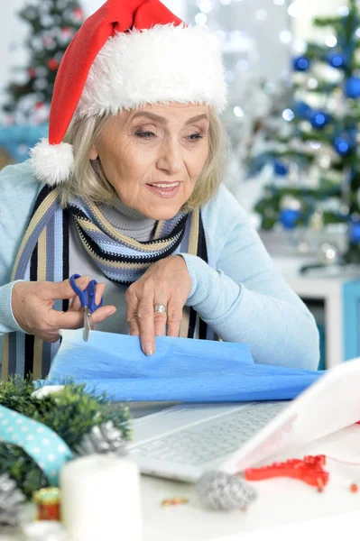 Porträt Einer Seniorin Mit Weihnachtsmütze Die Mit Laptop Tisch Sitzt — Stockfoto