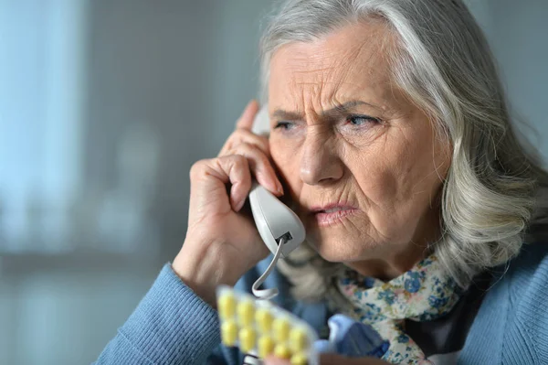 Portrait Upset Senior Woman Calling Doctor — Stock Photo, Image