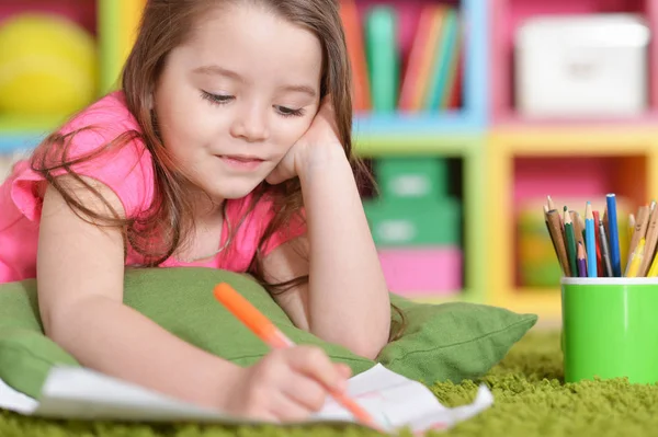 Carino Bambina Camicia Rosa Disegno Nella Sua Stanza — Foto Stock