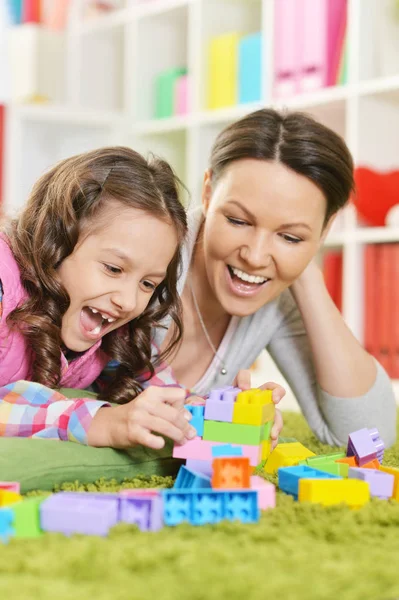 Kręcone Mała Dziewczynka Jej Matka Bawi Się Domu Kolorowe Bloki — Zdjęcie stockowe